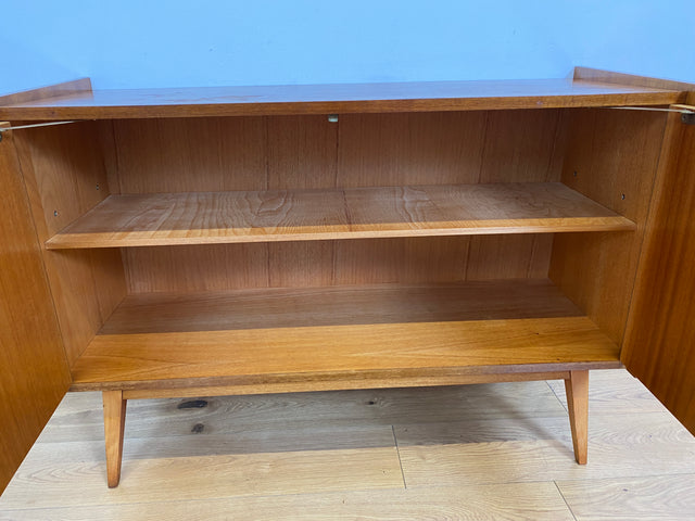 WMK # Stilvolle & geräumige Mid-Century Kommode aus vollem Holz mit schönen konischen Füßen, 1965 # Sideboard Wäschekommode Fernsehkommode Schuhschrank Schuhkommode TV-Lowboard Rockabilly Vintage 60er