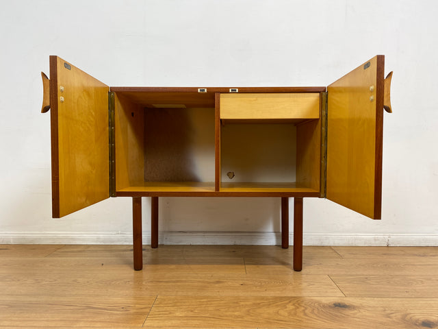 WMK # Stilvolle und gut erhaltene kleine Mid-Century Kommode in Teakholz mit Schublade und schönem Holzgriff # Schrank Sideboard TV-Lowboard Flurkommode Schuhschrank Fernsehschrank Vintage DDR Berlin