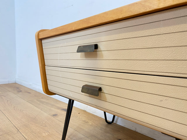 WMK # 1/2 Schöner & gut erhaltener Mid-Century Nachttisch mit Schubladen & schwarzen Hairpin Metallfüßen # Nachtschrank Nachtkommode Nachtschränkchen Bedside Table Kommode Vintage DDR 50er 60er Berlin