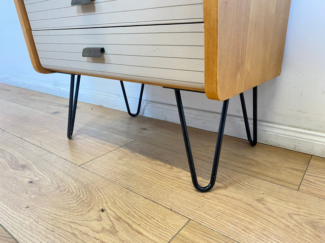 WMK # 1/2 Schöner & gut erhaltener Mid-Century Nachttisch mit Schubladen & schwarzen Hairpin Metallfüßen # Nachtschrank Nachtkommode Nachtschränkchen Bedside Table Kommode Vintage DDR 50er 60er Berlin