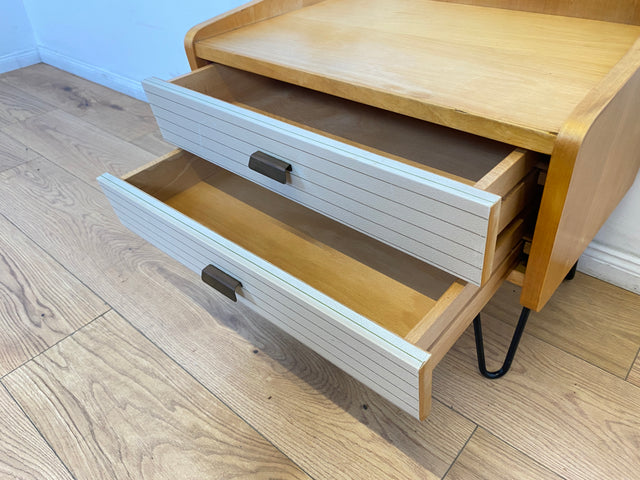 WMK # 1/2 Schöner & gut erhaltener Mid-Century Nachttisch mit Schubladen & schwarzen Hairpin Metallfüßen # Nachtschrank Nachtkommode Nachtschränkchen Bedside Table Kommode Vintage DDR 50er 60er Berlin
