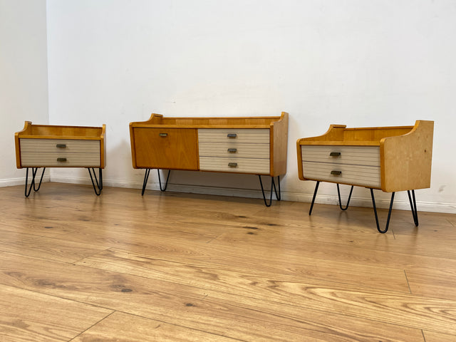 WMK # 1/2 Schöner & gut erhaltener Mid-Century Nachttisch mit Schubladen & schwarzen Hairpin Metallfüßen # Nachtschrank Nachtkommode Nachtschränkchen Bedside Table Kommode Vintage DDR 50er 60er Berlin
