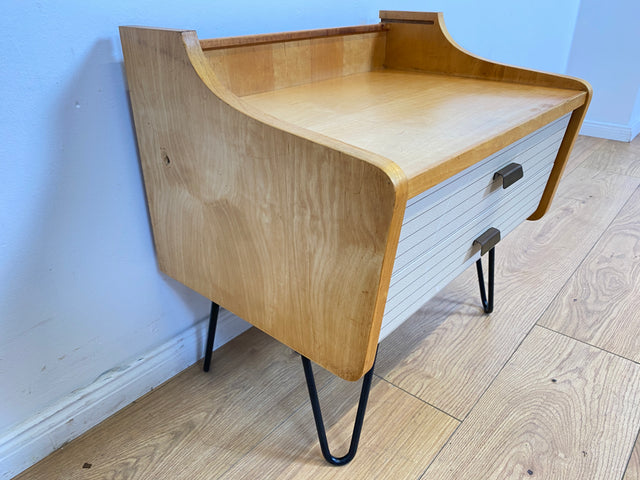 WMK # 1/2 Schöner & gut erhaltener Mid-Century Nachttisch mit Schubladen & schwarzen Hairpin Metallfüßen # Nachtschrank Nachtkommode Nachtschränkchen Bedside Table Kommode Vintage DDR 50er 60er Berlin