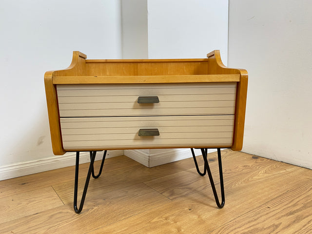 WMK # 1/2 Schöner & gut erhaltener Mid-Century Nachttisch mit Schubladen & schwarzen Hairpin Metallfüßen # Nachtschrank Nachtkommode Nachtschränkchen Bedside Table Kommode Vintage DDR 50er 60er Berlin