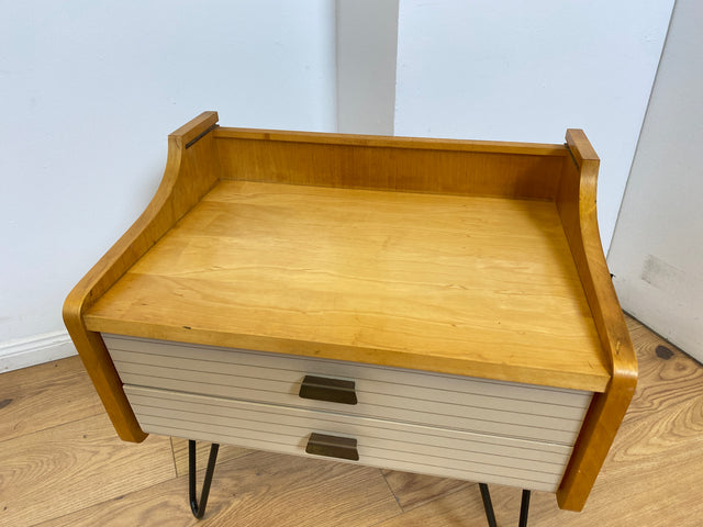 WMK # 1/2 Schöner & gut erhaltener Mid-Century Nachttisch mit Schubladen & schwarzen Hairpin Metallfüßen # Nachtschrank Nachtkommode Nachtschränkchen Bedside Table Kommode Vintage DDR 50er 60er Berlin