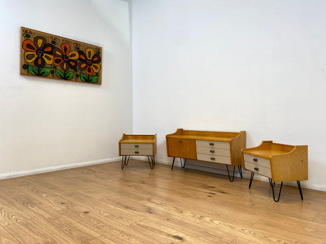 WMK # 1/2 Schöner & gut erhaltener Mid-Century Nachttisch mit Schubladen & schwarzen Hairpin Metallfüßen # Nachtschrank Nachtkommode Nachtschränkchen Bedside Table Kommode Vintage DDR 50er 60er Berlin
