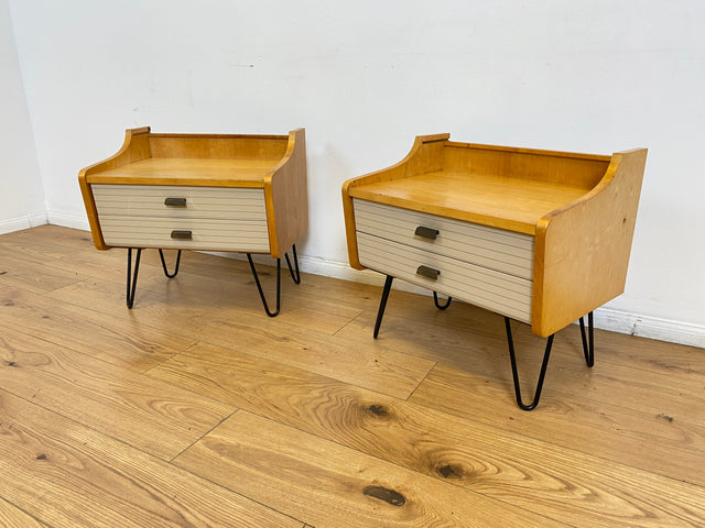 WMK # 1/2 Schöner & gut erhaltener Mid-Century Nachttisch mit Schubladen & schwarzen Hairpin Metallfüßen # Nachtschrank Nachtkommode Nachtschränkchen Bedside Table Kommode Vintage DDR 50er 60er Berlin