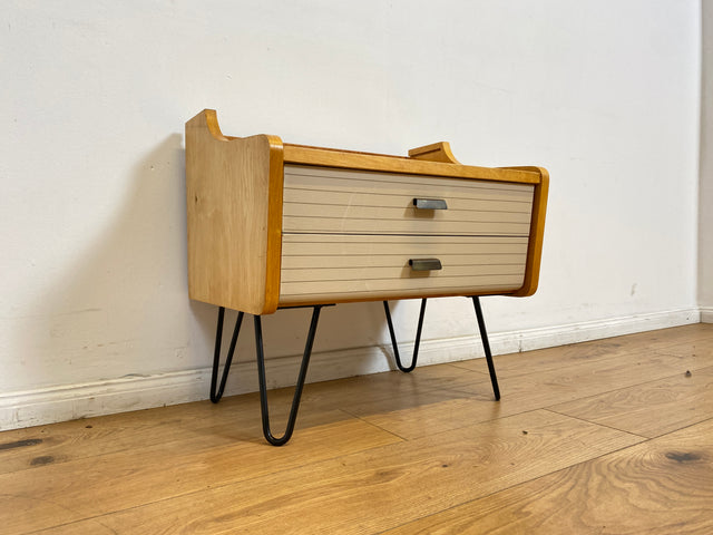 WMK # 1/2 Schöner & gut erhaltener Mid-Century Nachttisch mit Schubladen & schwarzen Hairpin Metallfüßen # Nachtschrank Nachtkommode Nachtschränkchen Bedside Table Kommode Vintage DDR 50er 60er Berlin