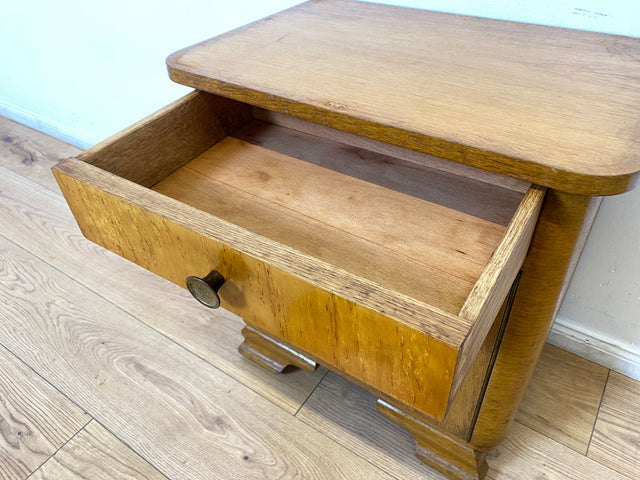 WMK Schöner Mid-Century Nachttisch aus vollem Holz mit Schublade und Messinggriffen