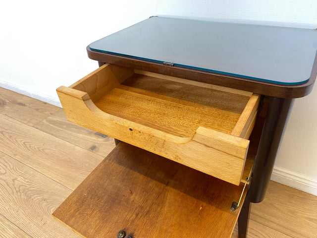 WMK # 1/2 Formschöner und gut erhaltener Mid-Century Nachttisch mit original Messinggriff & Glasauflage # Nachtschrank Nachtschränkchen Nachtkommode Beistelltisch Kommode Vintage 50er 60er Rockabilly