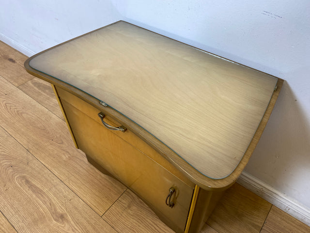 WMK I 1/2 Formschöner Mid-Century Nachttisch mit Schublade & Messinggriffen