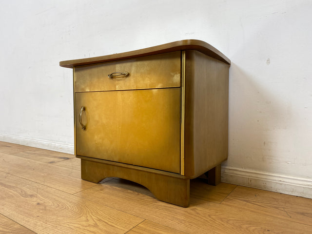 WMK I 1/2 Formschöner Mid-Century Nachttisch mit Schublade & Messinggriffen