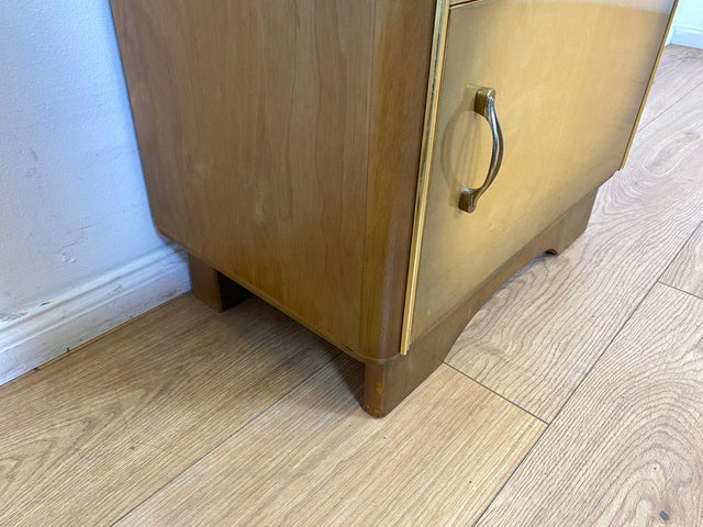 WMK I 1/2 Formschöner Mid-Century Nachttisch mit Schublade & Messinggriffen