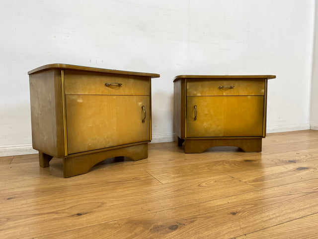 WMK I 1/2 Formschöner Mid-Century Nachttisch mit Schublade & Messinggriffen