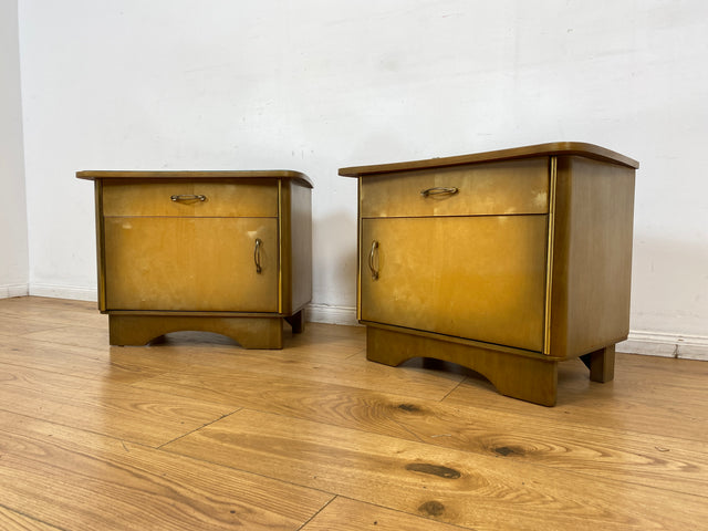 WMK I 1/2 Formschöner Mid-Century Nachttisch mit Schublade & Messinggriffen