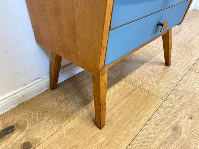 WMK I Seltener Mid-Century Nachttisch mit Schubladen, Messinggriffen & blauen Fronten I Kommode Nachtschrank Nachtschränkchen Beistelltisch Night Stand Vintage 50er 60er Rockabilly Berlin Köln Hanau