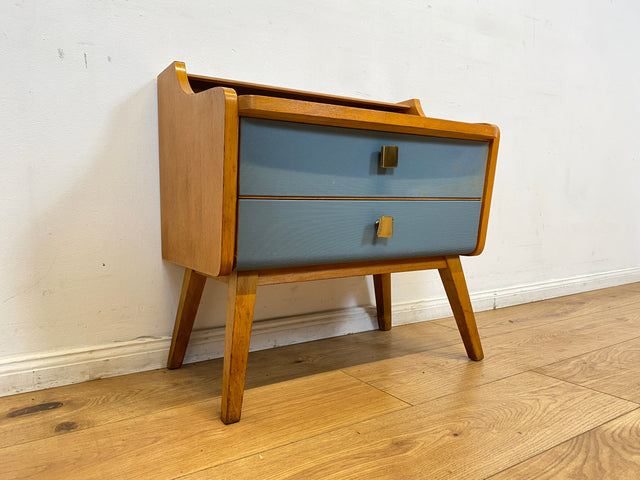 WMK I Seltener Mid-Century Nachttisch mit Schubladen, Messinggriffen & blauen Fronten I Kommode Nachtschrank Nachtschränkchen Beistelltisch Night Stand Vintage 50er 60er Rockabilly Berlin Köln Hanau