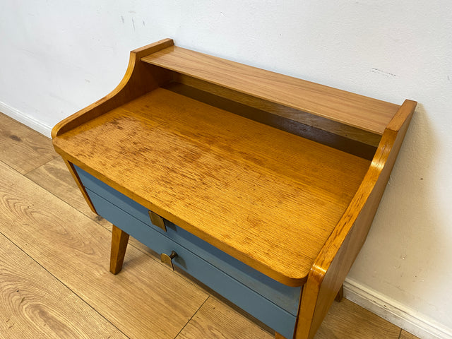 WMK I Seltener Mid-Century Nachttisch mit Schubladen, Messinggriffen & blauen Fronten I Kommode Nachtschrank Nachtschränkchen Beistelltisch Night Stand Vintage 50er 60er Rockabilly Berlin Köln Hanau