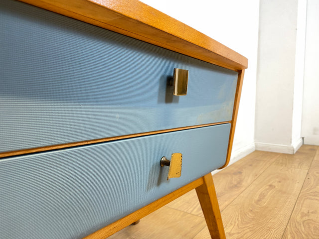 WMK I Seltener Mid-Century Nachttisch mit Schubladen, Messinggriffen & blauen Fronten I Kommode Nachtschrank Nachtschränkchen Beistelltisch Night Stand Vintage 50er 60er Rockabilly Berlin Köln Hanau