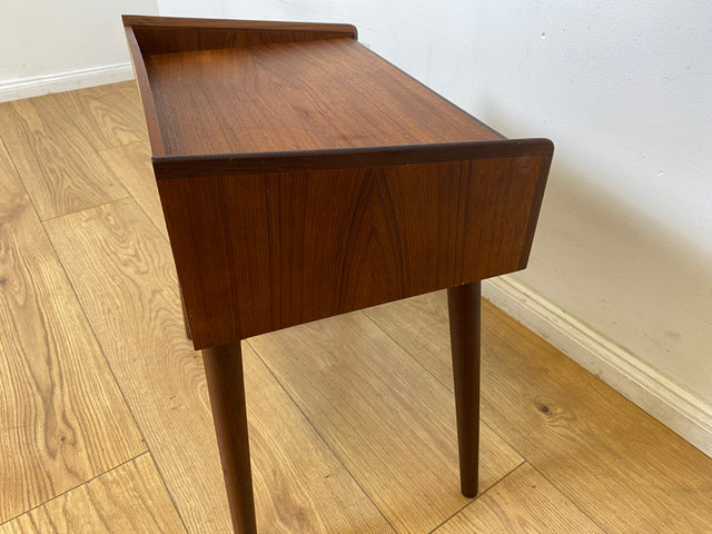 WMK I Stilvolles skandinavisches Mid-Century Schränkchen in Teakholz mit Schublade & formschönem Holzgriff I Kommode Nacht Tisch Schrank Beistelltisch Ablage Danish Design Vintage Berlin Bremen Aachen