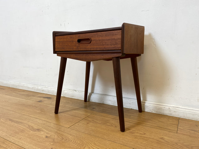 WMK I Stilvolles skandinavisches Mid-Century Schränkchen in Teakholz mit Schublade & formschönem Holzgriff I Kommode Nacht Tisch Schrank Beistelltisch Ablage Danish Design Vintage Berlin Bremen Aachen