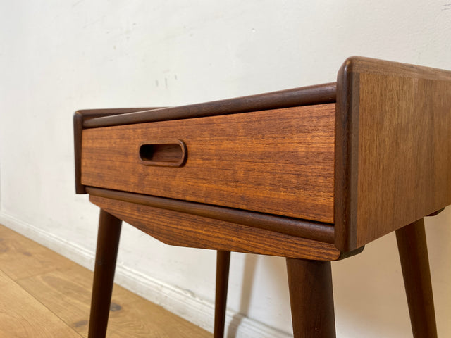 WMK I Stilvolles skandinavisches Mid-Century Schränkchen in Teakholz mit Schublade & formschönem Holzgriff I Kommode Nacht Tisch Schrank Beistelltisch Ablage Danish Design Vintage Berlin Bremen Aachen
