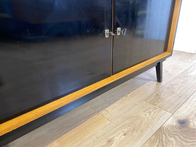 WMK I Sehr schöner Mid-Century Sideboard aus vollem Holz mit Schubladen & Messinggriffen I Anrichte Kommode Schrank Fernsehschrank TV Bank Rockabilly 50er 60er Vintage I Berlin Frankfurt Hamburg