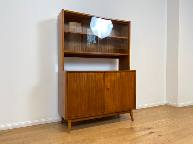 WMK # Hübsche und vielfach einsetzbare Mid-Century Vitrine aus 1964, Vollholz mit Glasschiebetüren # Highboard Wohnzimmerschrank Glasvitrine Büchervitrine Bücherschrank Kommode Regal Vintage Retro DDR