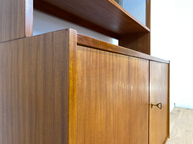 WMK # Hübsche und vielfach einsetzbare Mid-Century Vitrine aus 1964, Vollholz mit Glasschiebetüren # Highboard Wohnzimmerschrank Glasvitrine Büchervitrine Bücherschrank Kommode Regal Vintage Retro DDR