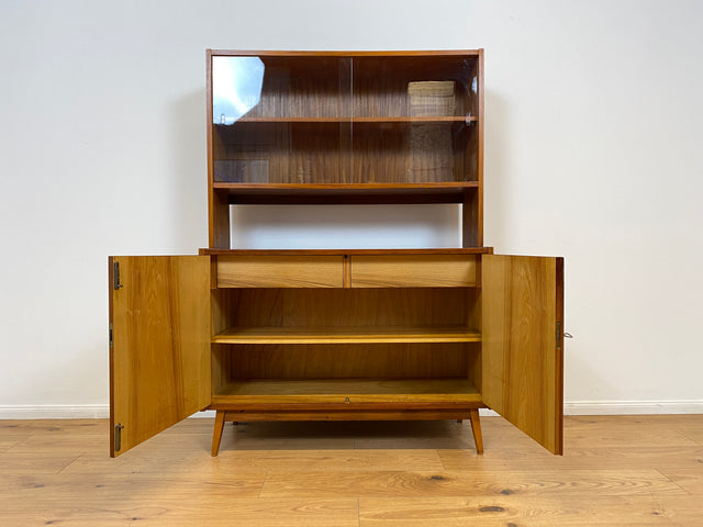 WMK # Hübsche und vielfach einsetzbare Mid-Century Vitrine aus 1964, Vollholz mit Glasschiebetüren # Highboard Wohnzimmerschrank Glasvitrine Büchervitrine Bücherschrank Kommode Regal Vintage Retro DDR