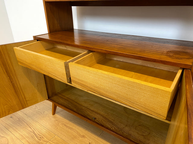 WMK # Hübsche und vielfach einsetzbare Mid-Century Vitrine aus 1964, Vollholz mit Glasschiebetüren # Highboard Wohnzimmerschrank Glasvitrine Büchervitrine Bücherschrank Kommode Regal Vintage Retro DDR