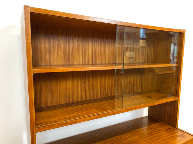 WMK # Hübsche und vielfach einsetzbare Mid-Century Vitrine aus 1964, Vollholz mit Glasschiebetüren # Highboard Wohnzimmerschrank Glasvitrine Büchervitrine Bücherschrank Kommode Regal Vintage Retro DDR
