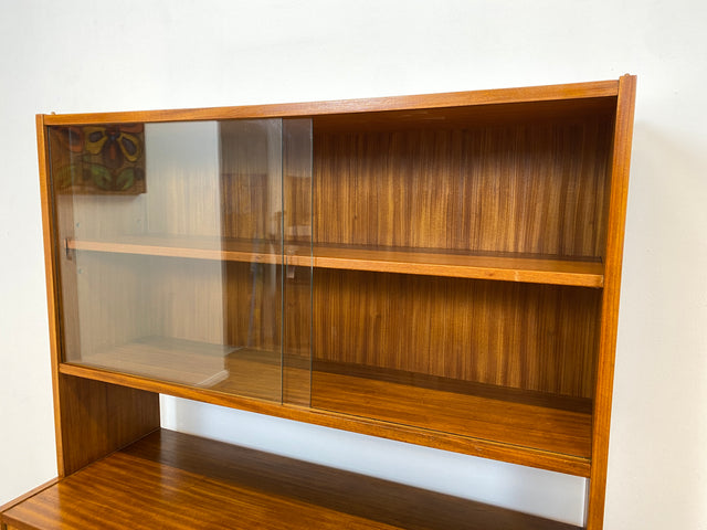 WMK # Hübsche und vielfach einsetzbare Mid-Century Vitrine aus 1964, Vollholz mit Glasschiebetüren # Highboard Wohnzimmerschrank Glasvitrine Büchervitrine Bücherschrank Kommode Regal Vintage Retro DDR