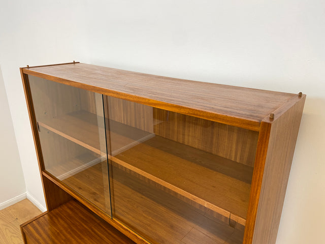 WMK # Hübsche und vielfach einsetzbare Mid-Century Vitrine aus 1964, Vollholz mit Glasschiebetüren # Highboard Wohnzimmerschrank Glasvitrine Büchervitrine Bücherschrank Kommode Regal Vintage Retro DDR