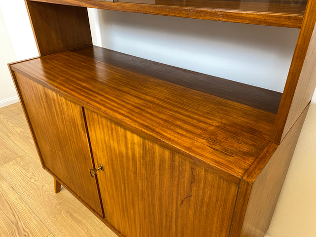 WMK # Hübsche und vielfach einsetzbare Mid-Century Vitrine aus 1964, Vollholz mit Glasschiebetüren # Highboard Wohnzimmerschrank Glasvitrine Büchervitrine Bücherschrank Kommode Regal Vintage Retro DDR