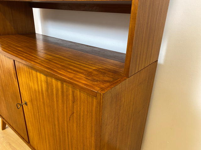 WMK # Hübsche und vielfach einsetzbare Mid-Century Vitrine aus 1964, Vollholz mit Glasschiebetüren # Highboard Wohnzimmerschrank Glasvitrine Büchervitrine Bücherschrank Kommode Regal Vintage Retro DDR