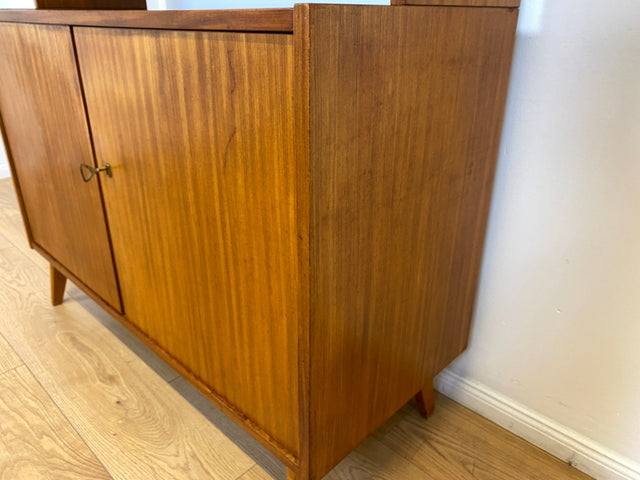 WMK # Hübsche und vielfach einsetzbare Mid-Century Vitrine aus 1964, Vollholz mit Glasschiebetüren # Highboard Wohnzimmerschrank Glasvitrine Büchervitrine Bücherschrank Kommode Regal Vintage Retro DDR