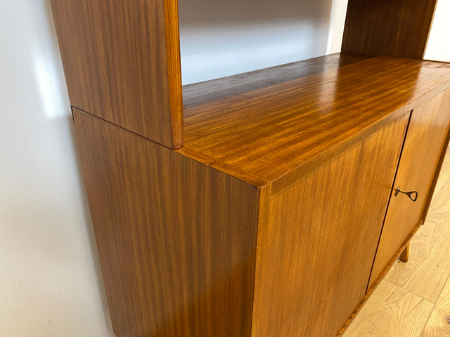 WMK # Hübsche und vielfach einsetzbare Mid-Century Vitrine aus 1964, Vollholz mit Glasschiebetüren # Highboard Wohnzimmerschrank Glasvitrine Büchervitrine Bücherschrank Kommode Regal Vintage Retro DDR