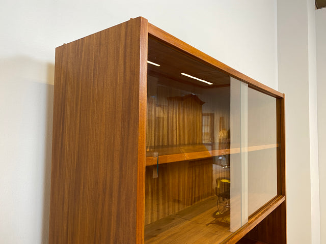 WMK # Hübsche und vielfach einsetzbare Mid-Century Vitrine aus 1964, Vollholz mit Glasschiebetüren # Highboard Wohnzimmerschrank Glasvitrine Büchervitrine Bücherschrank Kommode Regal Vintage Retro DDR