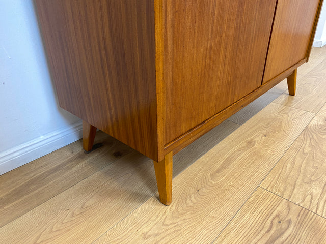 WMK # Hübsche und vielfach einsetzbare Mid-Century Vitrine aus 1964, Vollholz mit Glasschiebetüren # Highboard Wohnzimmerschrank Glasvitrine Büchervitrine Bücherschrank Kommode Regal Vintage Retro DDR
