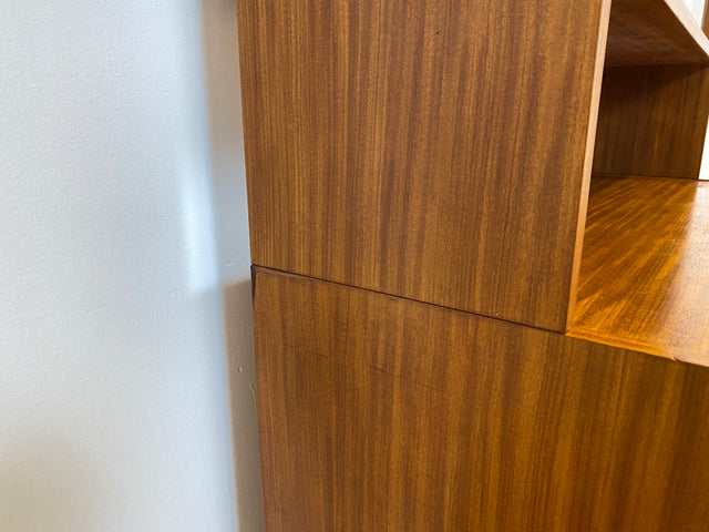 WMK # Hübsche und vielfach einsetzbare Mid-Century Vitrine aus 1964, Vollholz mit Glasschiebetüren # Highboard Wohnzimmerschrank Glasvitrine Büchervitrine Bücherschrank Kommode Regal Vintage Retro DDR