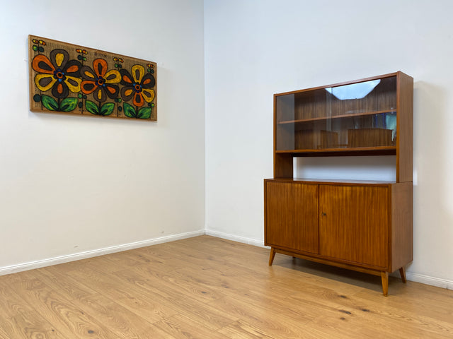 WMK # Hübsche und vielfach einsetzbare Mid-Century Vitrine aus 1964, Vollholz mit Glasschiebetüren # Highboard Wohnzimmerschrank Glasvitrine Büchervitrine Bücherschrank Kommode Regal Vintage Retro DDR