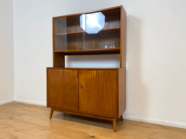 WMK # Hübsche und vielfach einsetzbare Mid-Century Vitrine aus 1964, Vollholz mit Glasschiebetüren # Highboard Wohnzimmerschrank Glasvitrine Büchervitrine Bücherschrank Kommode Regal Vintage Retro DDR