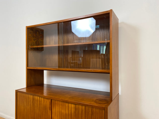 WMK # Hübsche und vielfach einsetzbare Mid-Century Vitrine aus 1964, Vollholz mit Glasschiebetüren # Highboard Wohnzimmerschrank Glasvitrine Büchervitrine Bücherschrank Kommode Regal Vintage Retro DDR