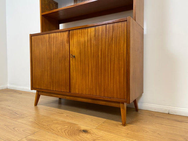 WMK # Hübsche und vielfach einsetzbare Mid-Century Vitrine aus 1964, Vollholz mit Glasschiebetüren # Highboard Wohnzimmerschrank Glasvitrine Büchervitrine Bücherschrank Kommode Regal Vintage Retro DDR