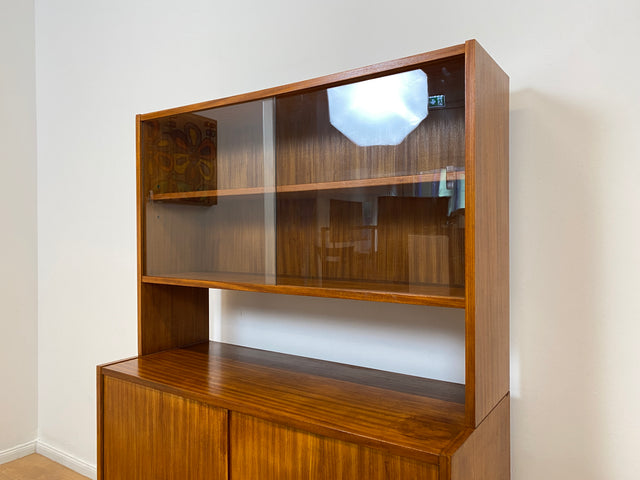 WMK # Hübsche und vielfach einsetzbare Mid-Century Vitrine aus 1964, Vollholz mit Glasschiebetüren # Highboard Wohnzimmerschrank Glasvitrine Büchervitrine Bücherschrank Kommode Regal Vintage Retro DDR