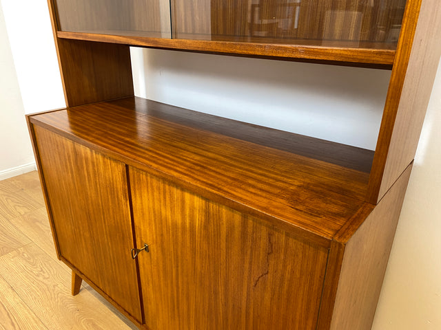 WMK # Hübsche und vielfach einsetzbare Mid-Century Vitrine aus 1964, Vollholz mit Glasschiebetüren # Highboard Wohnzimmerschrank Glasvitrine Büchervitrine Bücherschrank Kommode Regal Vintage Retro DDR
