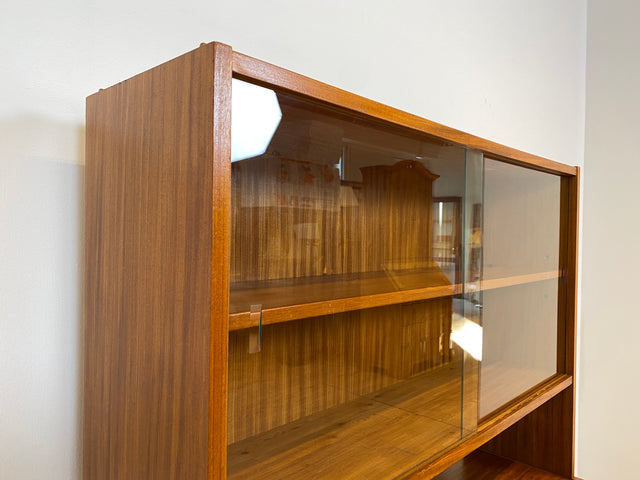 WMK # Hübsche und vielfach einsetzbare Mid-Century Vitrine aus 1964, Vollholz mit Glasschiebetüren # Highboard Wohnzimmerschrank Glasvitrine Büchervitrine Bücherschrank Kommode Regal Vintage Retro DDR