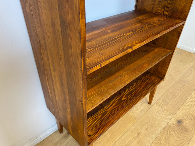 WMK I Außergewöhnliche Mid-Century Vitrine aus Kiefernholz mit Glasböden und Beleuchtung I Raumtrenner Highboard Regal Bücherregal Glasvitrine Büchervitrine Bücherschrank 60er Vintage Berlin NRW Jena