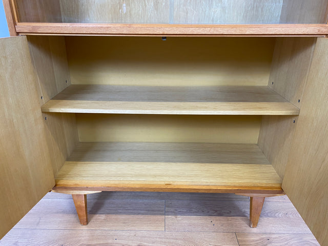 WMK I Raumaufhellende Mid-Century Vitrine aus 1969 in Eiche I Glasvitrine Highboard Schrank Geschirrschrank Bücherschrank Büchervitrine Kommode Sideboard DDR Vintage 60er 70er I Berlin Hamburg Bremen